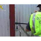 Momento en el que la Guardia Civil interviene en uno de los almacenes registrados en León