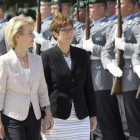 Ursula von der Leyen (izquierda) y su sucesora como ministra de Defensa en Alemania, Annegret Kramp-Karrenbauer, pasan revista a la Guardia de Honor en Berlín.