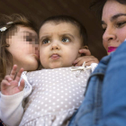 Maribel Rodríguez mira a su hija Emma (centro).