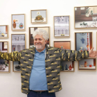 El cineasta Pedro Almodóvar posa con sus ‘bodegones’ en la Fresh Gallery de Madrid. CHEMA MOYA