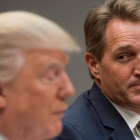 Flake (derecha) junto a Trump, en un almuerzo con otros senadores republicanos, en la Casa Blanca, el 5 de diciembre del 2017.