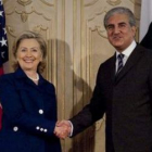 Hillary Clinton estrecha la mano al ministro de Exteriores paquistaní, Shah Mehmud Qureshi.