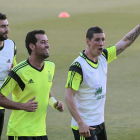 Albiol, Busquets y Torres, ayer, durante el entrenamiento de la selección española