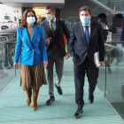 Los consejeros de Economía y Hacienda, Carlos Fernández Carriedo, y Empleo, Ana Carlota Amigo. R. GARCÍA
