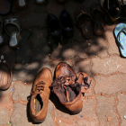 Zapatos con restos de sangre en los alrededores de la iglesia de San Sebastian, en Negambo, cerca de Colombo.