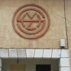 El emblema de la empresa minera en los edificios que en su día fueron el economato de Serrilla. DL
