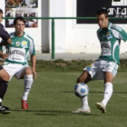 Borja, golpeando el balón, logró ayer el único tanto del Atlético Astorga frente al Real Ávila.