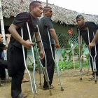 Paramilitares colombianos mutilados por minas antipersona descansan en un hospital.