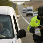 Un conductor siendo multado.