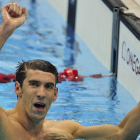 Phelps celebra su triunfo en los 100 metros mariposa que le reportaron la tercera presea de oro en los Juegos de Londres.