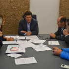 El alcalde, Manuel García, se reunió ayer con agentes, asesores y miembros de servicios sociales. DL