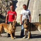 Los dos campeones lacianiegos, con sus criadores.