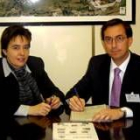 La presidenta de Amidown y el director de Carrefour León, en la firma