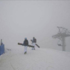 La niebla impide la visibilidad de los participantes de snowboard en Sochi.