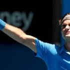 Federer hace el gesto de la victoria tras firmar un gran partido