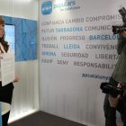 La presidenta del PP catalán, Alícia Sánchez-Camacho, exhibe el acuerdo con CiU para 2012.