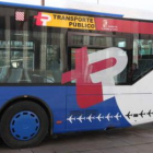 Detalle del logotipo del transporte urbano en uno de los autobuses.