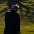Donald Trump, ayer, poco antes de coger el helicóptero presidencial en la Casa Blanca. SAMUEL CORUM