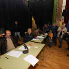 Un momento de la votación de ayer en el salón de actos de instituto Virgen de la Encina.