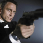 Daniel Craig, caracterizado como James Bond.