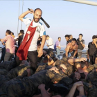 Un grupo de civiles golpea a soldados que se rindieron en Estambul.