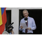 Julian Assange se dirige a los medios y a sus seguidores desde un balcón de la Embajada de Ecuador en Londres, este domingo.