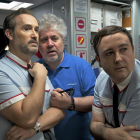 Pedro Almodóvar, con dos de los actores de la película.