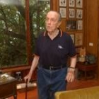 El senador y ex presidente de la Xunta, Manuel Fraga, posa en su residencia veraniega de Perbes