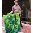 Juan Rafael con una de sus obras que se pueden ver en el bar Veloria. DL