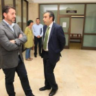 Sánchez, a la izquierda, y su abogado en los juzgados de Ponferrada antes de declarar.