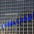 banderas de la UE ondeando en la sede de la Comisión Europea en Bruselas.