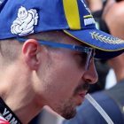 Viñales el más rápido, Márquez salta por los aires