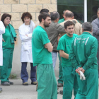 Gestos de preocupación en todos los rostros de un un grupo de trabajadores concentrados ayer a las puertas de La Rozada.