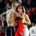 Sergio Ramos y Modric conversan tras el partido entre España y Croacia del pasado martes. MORELL