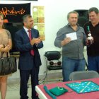 Ayala, tercero por la izquierda, recoge el galardón como campeón del Abierto Reino de León.
