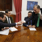 Los secretarios generales del PP, Teodoro García Egea (i), y de Vox, Francisco Javier Ortega Smith (d), estrechan las manos en presencia de los líderes andaluces del PP, Juanma Moreno (2i) y de Vox, Francisco Serrano (2d), durante la reunión ayer por la t