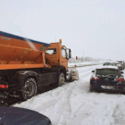 La nieve ha vuelto a complicar la circulación en las carreteras de León