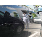 Los coches aparecen rayados dentro de los aparcamientos restringidos del hospital.