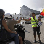 Un policía reparte octavillas para informar de los motivos de los controles.