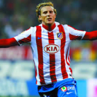 El delantero del Atlético de Madrid Diego Forlán lo celebra tras marcar el segundo gol ante el Real
