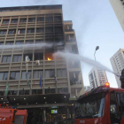 Los bomberos luchan contra el fuego provocado por la explosión en el hotel Duroy de Beirut.
