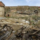 El solar de Santa Marina donde se hallaron barracones de la Legio VI, lleno de escombros y basura.