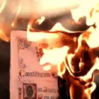 Imagen del tuit de Arran en la que se quema una Constitución española.
