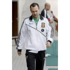 Andrés Iniesta abandona cabizbajo la concentración de la selección.