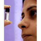 Una investigadora examina una vacuna en un laboratorio