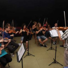 Los músicos de la sección de violín de la Jonde durante uno de los ensayos que realizaron ayer en la