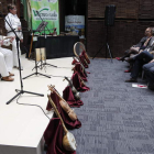 La inauguración de la exposición contó con la actuación del grupo Cantar de Crines.