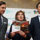 Salgueiro, rodeada de representantes de El Corte Inglés.