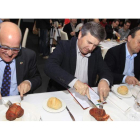 Óscar Ramos, Raúl Valcarce y Alfonso Arias, ayer noche en la cata de un botillo crudo.