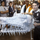 James Rodríguez posa con la nueva camiseta